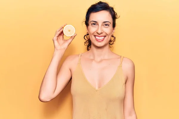 Молодая Красивая Латиноамериканка Лимоном Выглядит Позитивно Счастливо Стоя Улыбаясь Уверенной — стоковое фото