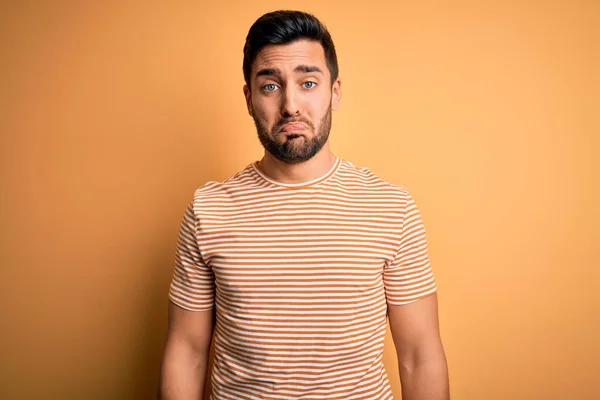 Joven Hombre Guapo Con Barba Que Usa Una Camiseta Rayas — Foto de Stock