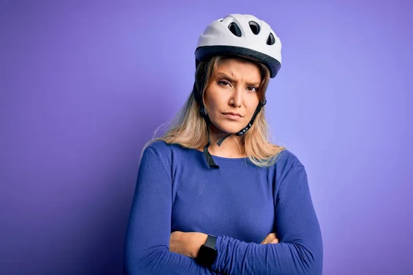 Jovem Bela Mulher Ciclista Loira Vestindo Capacete Segurança Bicicleta Sobre — Fotografia de Stock
