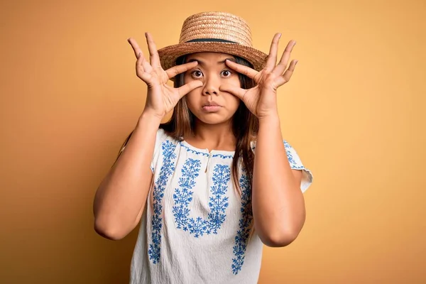 Junge Schöne Asiatische Mädchen Lässigem Shirt Und Hut Vor Gelbem — Stockfoto