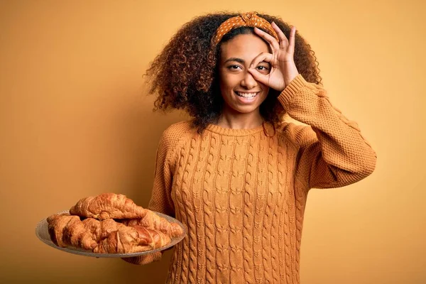Jovem Afro Americana Com Cabelo Afro Segurando Croissants Sobre Fundo — Fotografia de Stock
