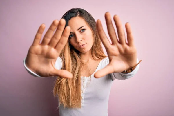 Ung Vacker Blond Kvinna Med Blå Ögon Bär Vit Shirt — Stockfoto