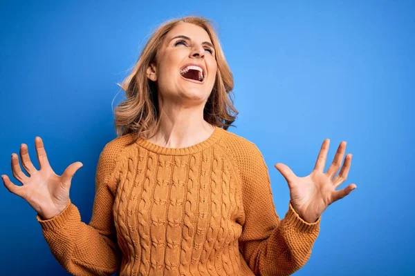 Middelbare Leeftijd Mooie Blonde Vrouw Dragen Casual Trui Gele Achtergrond — Stockfoto