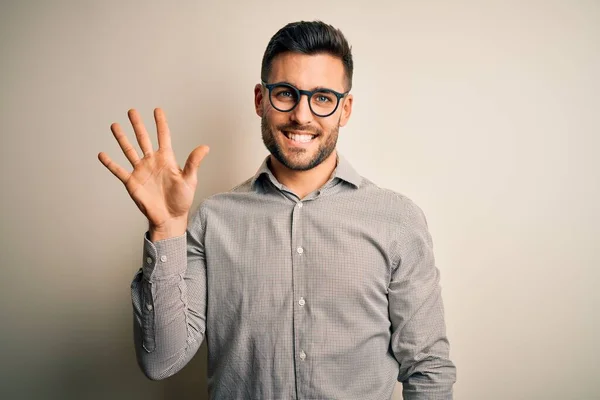 Ung Stilig Man Bär Elegant Skjorta Och Glasögon Över Isolerad — Stockfoto