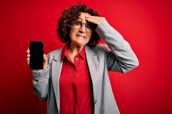 Lockige Frau Mittleren Alters Mit Smartphone Bildschirm Vor Isoliertem Roten — Stockfoto