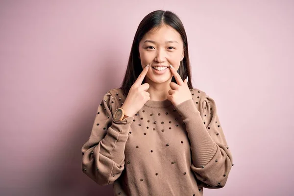 Jonge Mooie Aziatische Vrouw Dragen Mode Elegante Trui Roze Gesoldeerde — Stockfoto