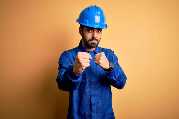 Mechanische Man Met Baard Blauw Uniform Veiligheidshelm Gele Achtergrond Klaar — Stockfoto