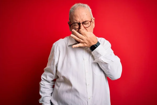 Ein Gutaussehender Mann Mittleren Alters Mit Lässigem Hemd Und Brille — Stockfoto
