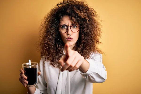 Joven Hermosa Mujer Con Pelo Rizado Piercing Con Gafas Beber — Foto de Stock