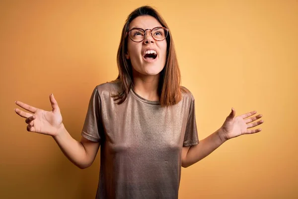 Mooi Brunette Meisje Draagt Casual Shirt Bril Geïsoleerde Gele Achtergrond — Stockfoto