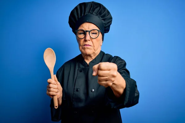 Senior Bela Mulher Chef Cabelos Grisalhos Vestindo Uniforme Fogão Chapéu — Fotografia de Stock