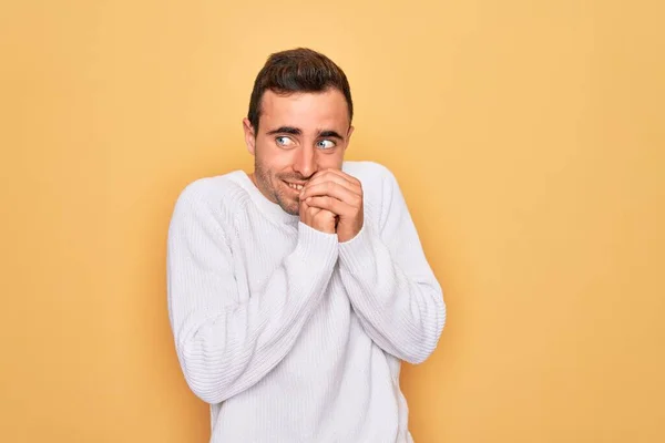 Joven Hombre Guapo Con Ojos Azules Usando Suéter Casual Pie — Foto de Stock