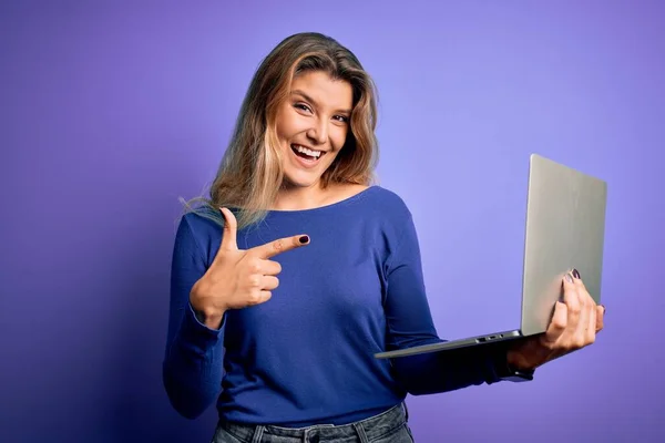 Giovane Bella Donna Bionda Che Lavora Con Computer Portatile Sfondo — Foto Stock