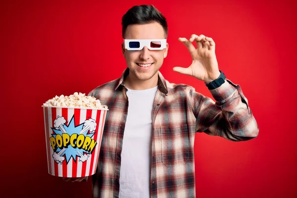 Jeune Homme Caucasien Beau Portant Des Lunettes Film Manger Maïs — Photo