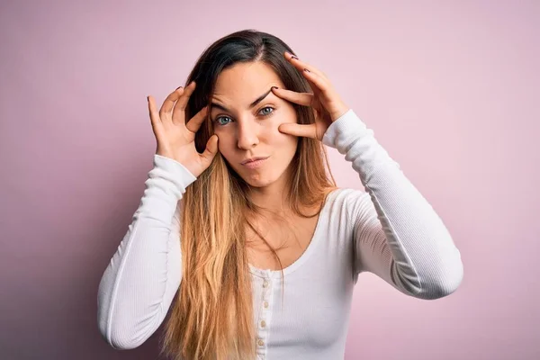 Young Beautiful Blonde Woman Blue Eyes Wearing White Shirt Pink — Stock Photo, Image