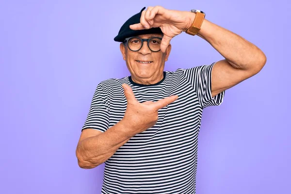Starší Pohledný Chraptivý Muž Francouzským Baretem Brýlemi Stojící Nad Fialovým — Stock fotografie