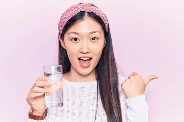 Joven Hermosa Mujer China Bebiendo Vaso Agua Señalando Pulgar Hacia —  Fotos de Stock
