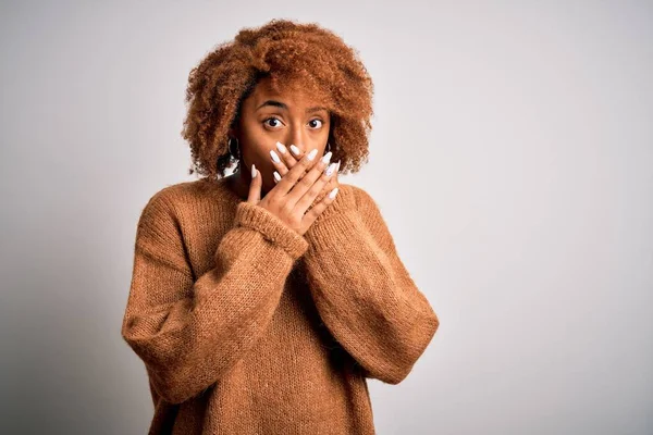 カジュアルなセーターを着て巻き毛を持つ若い美しいアフリカ系アメリカ人アフロ女性は間違いのために手で口をカバーショックを受けた 秘密概念 — ストック写真