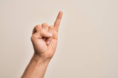 Beyaz arka planda parmaklarını gösteren beyaz tenli bir gencin eli serçe parmağını küçük parmak sözü olarak gösteriyor. Bir numara: