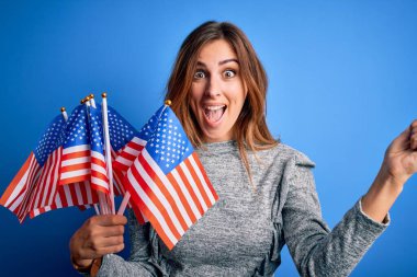 Güzel, vatansever bir kadın, elinde Birleşik Devletler bayraklarıyla beceriksizlik gününü kutluyor. Gururla bağırıyor, zaferi ve başarıyı kutluyor.