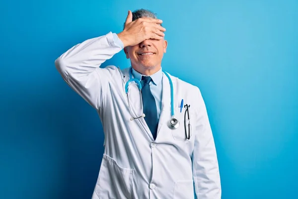 Średnim Wieku Przystojny Siwowłosy Lekarz Płaszczu Niebieskim Stetoskopie Uśmiechający Się — Zdjęcie stockowe