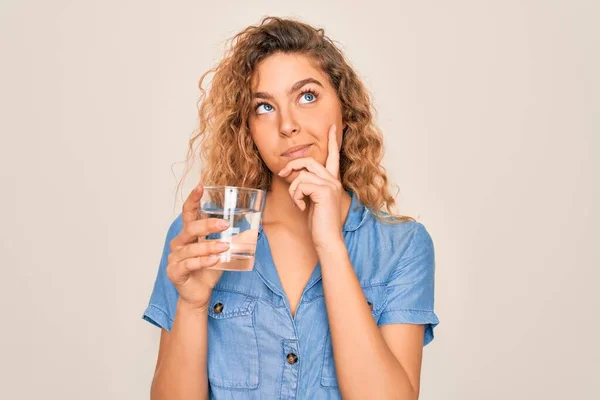 Ung Vacker Blond Kvinna Med Blå Ögon Dricka Glas Vatten — Stockfoto