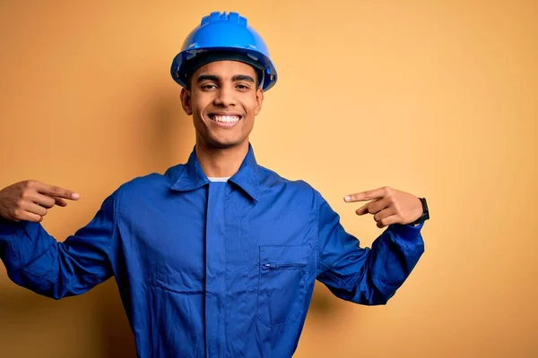 Ung Vacker Afrikansk Amerikansk Arbetare Man Bär Blå Uniform Och — Stockfoto