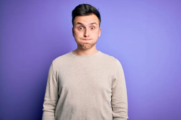 Junger Gutaussehender Kaukasischer Mann Lässigem Pullover Über Violettem Isoliertem Hintergrund — Stockfoto