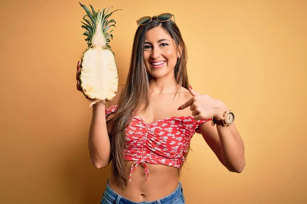 Ung Vacker Brunett Kvinna Håller Mitten Ananas Frukt Över Isolerad — Stockfoto