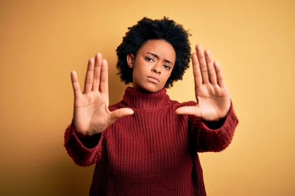 Jeune Belle Afro Afro Américaine Aux Cheveux Bouclés Portant Pull — Photo