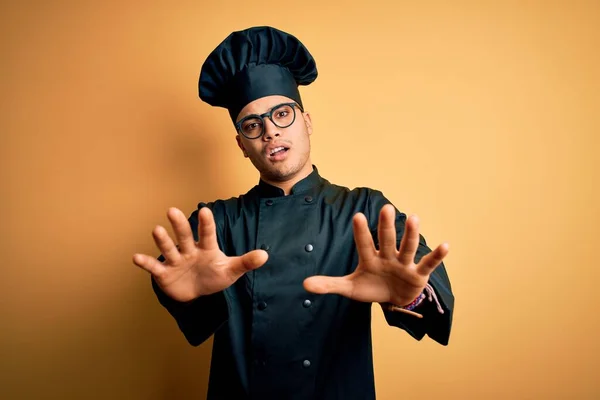 Jovem Chef Brasileiro Vestindo Uniforme Fogão Chapéu Sobre Fundo Amarelo — Fotografia de Stock