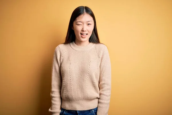 Jovem Bela Mulher Asiática Vestindo Camisola Casual Sobre Amarelo Isolado — Fotografia de Stock