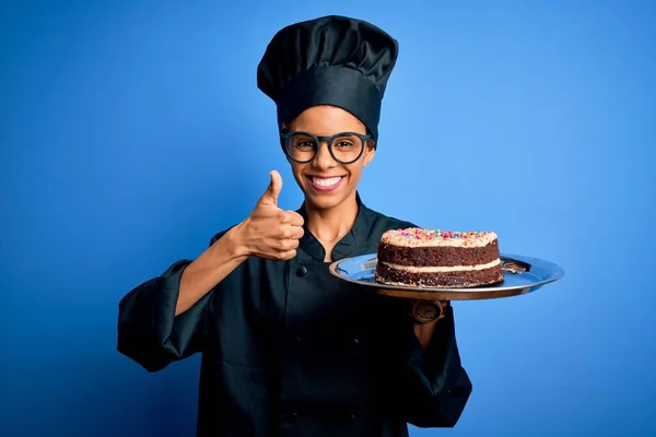 Молода Афро Американська Пекарка Кулінарній Формі Капелюх Тримає Торт Щасливим — стокове фото