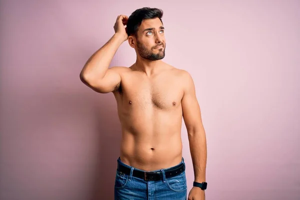 Joven Hombre Fuerte Guapo Con Barba Sin Camisa Pie Sobre —  Fotos de Stock