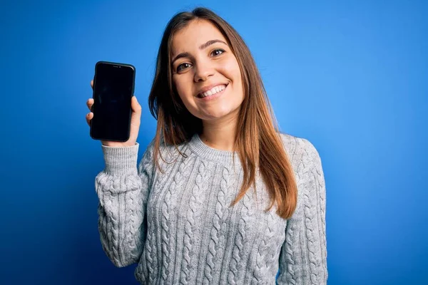 Giovane Donna Che Mostra Schermo Dello Smartphone Vuoto Sfondo Blu — Foto Stock