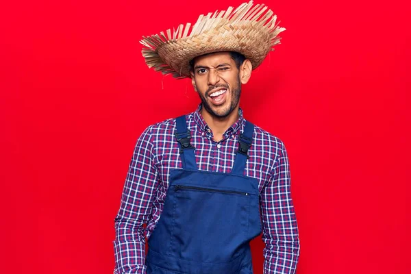 Hombre Latino Joven Con Sombrero Agricultor Delantal Que Mira Cámara —  Fotos de Stock