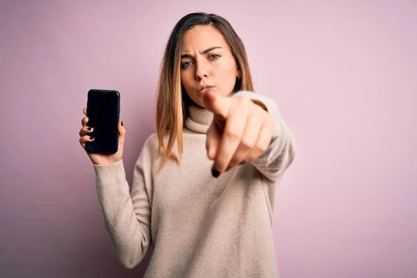 Jovem Bela Morena Segurando Smartphone Mostrando Tela Sobre Fundo Rosa — Fotografia de Stock