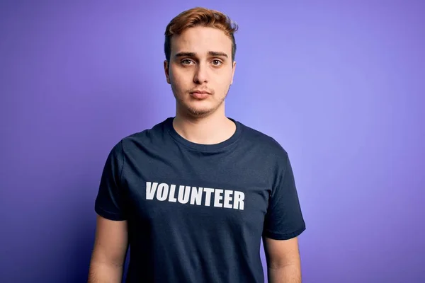 Jovem Bonito Ruiva Homem Vestindo Voluntário Shirt Sobre Isolado Roxo — Fotografia de Stock