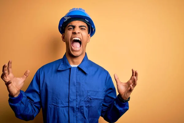 Homem Trabalhador Afro Americano Bonito Jovem Vestindo Uniforme Azul Capacete — Fotografia de Stock