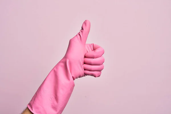 Ręka Białego Młodzieńca Rękawiczką Czyszczącą Odizolowanym Różowym Tle Wykonująca Pomyślny — Zdjęcie stockowe