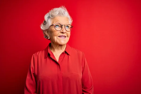Idősebb Gyönyörű Ősz Hajú Alkalmi Inget Szemüveget Visel Piros Háttér — Stock Fotó