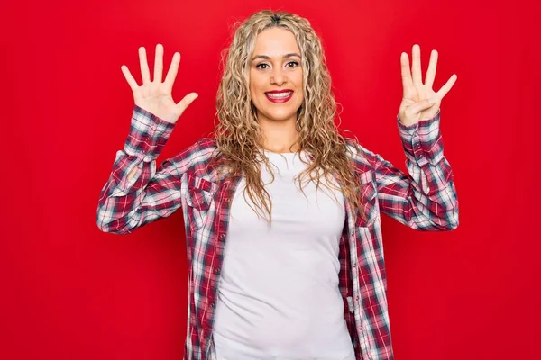 Giovane Bella Donna Bionda Indossa Camicia Casual Piedi Sopra Isolato — Foto Stock