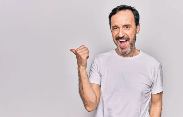 Homem Bonito Meia Idade Vestindo Casual Shirt Sobre Isolado Fundo — Fotografia de Stock