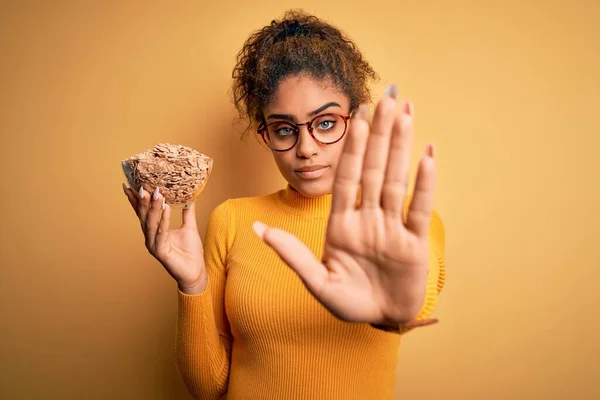 Jong Afrikaans Amerikaans Meisje Houden Kom Met Gezonde Cornflakes Granen — Stockfoto