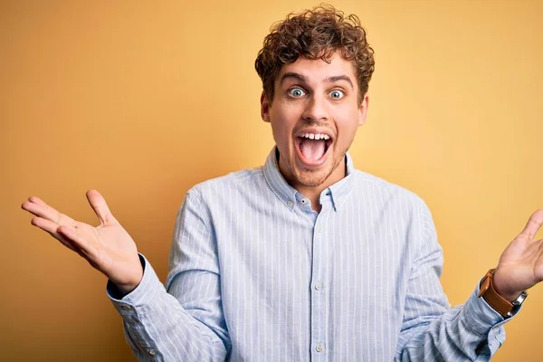 Joven Hombre Guapo Rubio Con Pelo Rizado Con Camisa Rayas — Foto de Stock