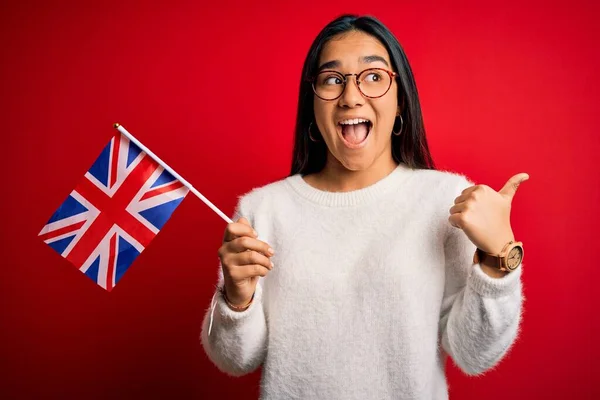 Mladá Asijská Žena Drží Společnou Královskou Vlajku Pro Referendum Brexitu — Stock fotografie