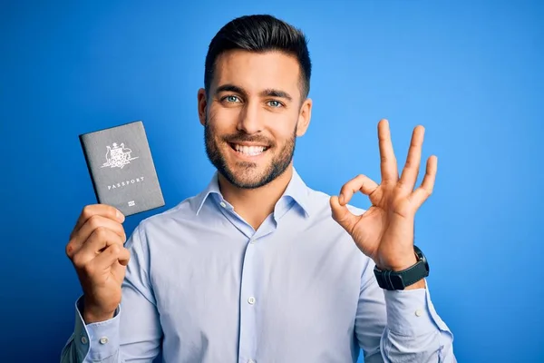 Молодий Вродливий Турист Який Тримає Руках Аустралійський Паспорт Синьому Фоні — стокове фото