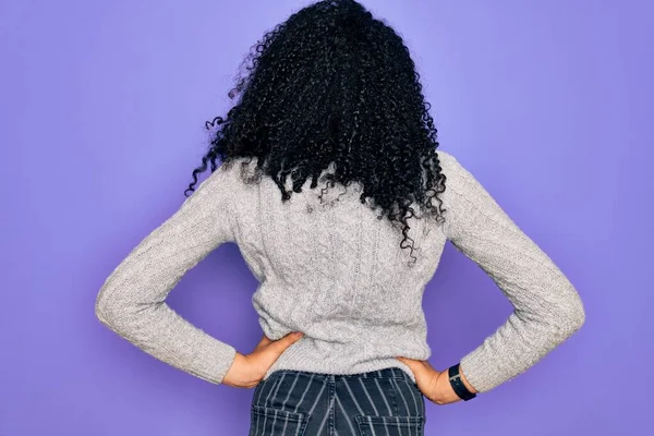 Jovem Afro Americana Vestindo Camisola Casual Óculos Sobre Fundo Roxo — Fotografia de Stock