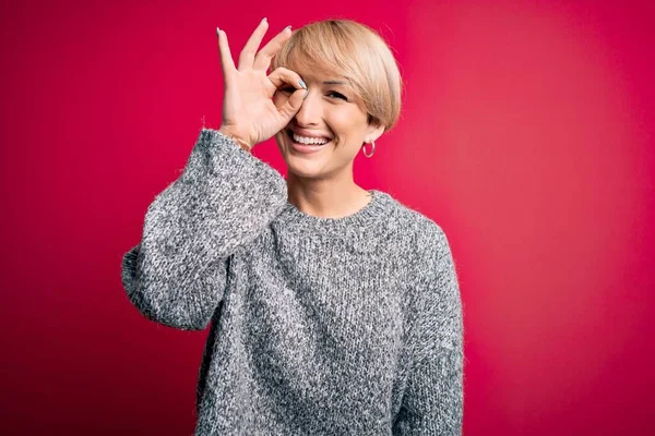 Junge Blonde Frau Mit Modernen Kurzen Haaren Trägt Lässigen Pullover — Stockfoto