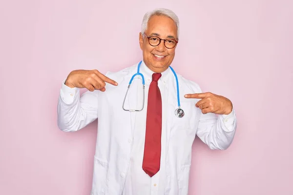 Orta Yaşlı Kır Saçlı Steteskop Profesyonel Sağlık Ceketi Giyen Kendine — Stok fotoğraf